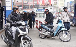 Hà Nội: Nhiều cây xăng chỉ phục vụ 3 giờ trong ngày mùng 1 Tết Nguyên đán