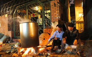 Chuẩn bị cho ngày Tết,  người thành phố rủ nhau nấu bánh chưng ngay ngoài vỉa hè