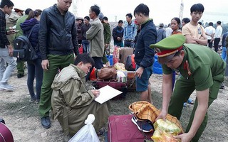 Vụ lật xe làm 13 người thương vong: Tài xế nghe điện thoại khi lái xe?