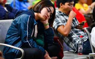 Chùm ảnh: Những giấc ngủ gà gật của người dân chờ xe về quê nghỉ Tết khiến nhiều người nhìn thôi cũng thấy mệt