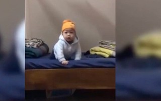 Clip: Ông bố Việt dạy con 10 tháng tuổi tập làm diễn viên phim hành động
