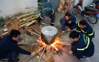 Hình ảnh bình dị bên nồi bánh chưng xanh, củ khoai nướng của các chàng lính cứu hỏa phải trực xuyên Tết