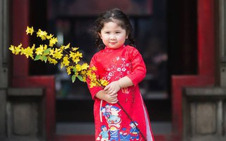 Ngắm "Cô Ba Sài Gòn" nhí xúng xính áo dài, guốc mộc lên chùa cầu an đầu xuân