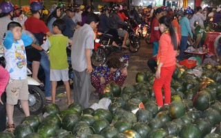 Dưa hấu xả hàng, người dân nườm nượp đi mua trong đêm cuối năm