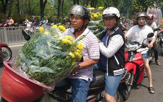Tới giờ dẹp chợ hoa xuân ở Sài Gòn, cây cảnh bán tháo rẻ như cho nhưng vẫn bị người dân "ép" giá
