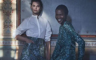 Bạn không nhầm đâu, H&M thực sự đã thiết kế váy cưới từ lưới đánh cá và đồ tái chế!