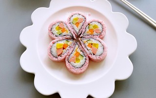 Làm sushi hoa anh đào đẹp mắt ngon miệng nhìn thôi đã mê