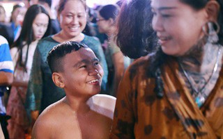 Sài Gòn tối mùng 1 Tết: Trẻ em thích thú cởi áo, nhảy vào đài phun nước đường hoa Nguyễn Huệ để nô đùa