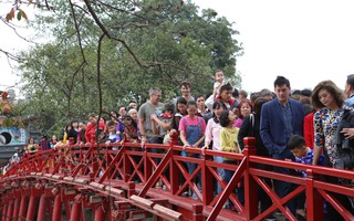Mùng 2 Tết: Người dân chen chân lên cầu Thê Húc, Phủ Tây Hồ chật cứng người đi lễ