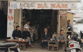 Năm mới vi vu, rủ nhau đi tìm hương vị Đà Lạt ở quán cà phê vợt 50 năm tuổi của bà Năm