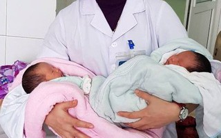 Sản phụ Nghệ An sinh đôi hiếm gặp, còn nguyên bọc ối khi ra đời