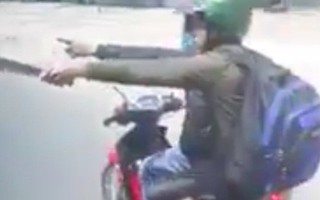 Hai thanh niên cầm hung khí chém xe khách trên quốc lộ 1