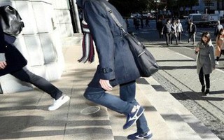 Trào lưu mặc vest, đi giày sneaker tới chỗ làm của giới công sở Nhật Bản và sự thật ý nghĩa đằng sau