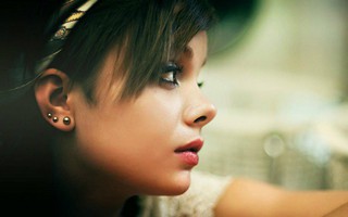 Sáng nào trước cửa phòng em cũng có một bông hồng đỏ thắm với dòng chữ "Anh yêu em" nhưng em lại rất sợ