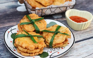 Ngày lạnh làm bánh ngô chiên cay ăn “cực đã”