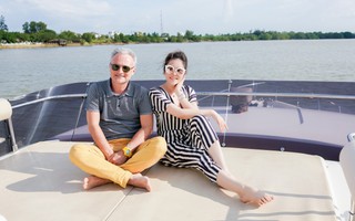 Lý Nhã Kỳ đón gia đình nhà sản xuất phim nổi tiếng đến biệt thự và du thuyền của mình ăn Tết