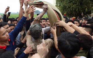 Vĩnh Phúc: Lễ "Đúc Bụt" có cả trăm người dân giẫm đạp, cướp chiếu để cầu quý tử đầu năm