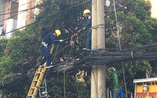 Dây điện như mạng nhện trước cổng Công an phường bất ngờ bốc cháy khiến hàng trăm người dân hoảng loạn