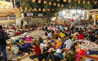 Tây Ninh: Đến cổng chùa Bà, người dân vẫn vô tư ăn uống, xả rác bừa bãi rồi trải chiếu ngủ la liệt đợi trời sáng