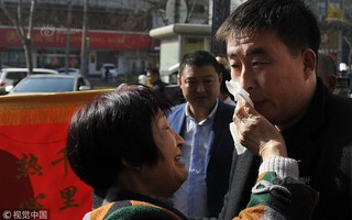 Con 5 tuổi bị mất tích trước cổng bệnh viện, mẹ nguyện làm lao công ở đó suốt 27 năm, cuối cùng nỗ lực đã được đền đáp