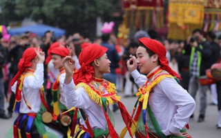 Trai làng Triều Khúc giả gái múa điệu “Con đĩ đánh bồng”