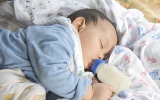 Bé 4 tháng tuổi tử vong khi tự bú bình – tai nạn khi bố mẹ lơ là dù chỉ 1 phút