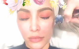 Đi trị liệu laser nhưng Kim Kardashian vẫn giữ lớp trang điểm và đây là tư vấn của bác sĩ