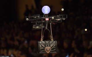Chẳng thèm dùng người mẫu, Dolce&Gabbana chơi trội khi sử dụng cả dàn drone xịn sò để mở màn show diễn
