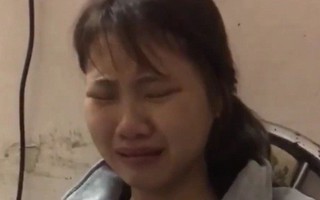 Cô gái ngồi khóc nức nở vì không có tiền giải cứu cả đàn mèo đang được rao bán ngoài chợ