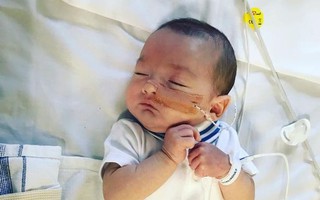 Đứa bé vừa ra đời khóc vài giây đã ngừng thở, bố mẹ sững sờ nhìn con mềm nhũn, phải vào phòng chăm sóc đặc biệt