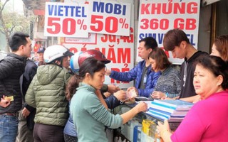 Ngày cuối khuyến mại 50%: Chen lấn, xếp hàng mua từng chiếc thẻ điện thoại