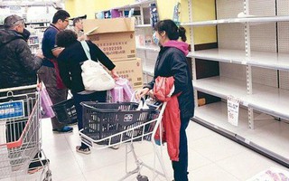 Đài Loan đang đối mặt khủng hoảng giấy vệ sinh, người dân đổ xô đi mua vì lo cháy hàng