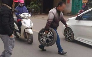 Hà Nội: Xe ô tô đang đi thì một bánh đình công rụng luôn ra đường