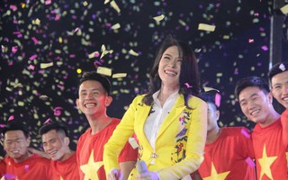 Hồng Duy Pinky lại gây sốt vì tự tin song ca với Mỹ Tâm, còn "tranh thủ" tặng chị 1 thỏi son