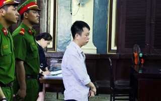 Mâu thuẫn chuyện nuôi 2 con, chồng lẻn vào cửa hàng thực phẩm dùng dao đâm vợ rồi tự tử
