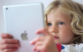 Thấy con gái 7 tuổi ngẩn ngơ rồi tắt vội màn hình iPad, mẹ rụng rời khi phát hiện con mình bị gửi tin nhắn bệnh hoạn