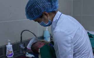 Khi nhiệt độ xuống thấp có nên tắm cho trẻ sơ sinh?