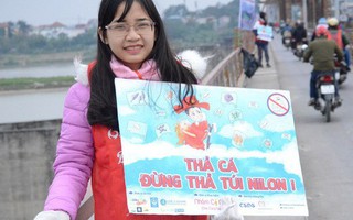 Hà Nội: Nhóm sinh viên chịu lạnh đứng trên cầu Long Biên vận động mọi người "thả cá không thả rác"