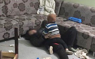 Những ngày cận Tết, con gái xót xa khi thấy mẹ nằm bất lực giữa đống ngổn ngang vì bị bố đánh chửi, đập phá đồ đạc