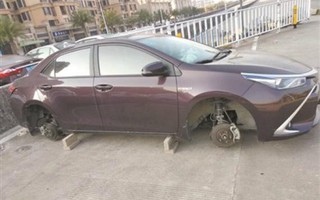 Đỗ xe ngoài đường, người phụ nữ dở khóc dở cười phát hiện "xe ơi ở lại bánh đi nhé"