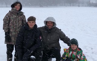 Harper cứ “cute lạc lối” thế này bảo sao bố David Beckham không cưng chiều hết mực