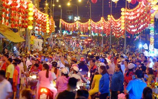 Biển người đi lễ hội Rằm tháng Giêng lúc nửa đêm, chùa Bà ở Bình Dương trang hoàng lộng lẫy như Hội An "thu nhỏ"