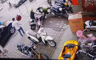 Thót tim clip mẹ bất cẩn dừng xe không tắt máy, con vít ga xe đè qua người phụ nữ đi trên vỉa hè