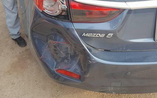 Lỡ đâm móp đuôi và vỡ đèn xe khác, bác tài để lại giấy nhắn văn minh dễ thương cho chủ xe bị nạn