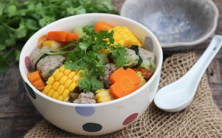 Không phải ai cũng biết cách nấu một bát canh ngũ sắc ngon đẹp hoàn hảo thế này