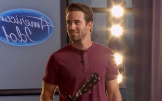 American Idol: Thả thính hot boy cho đã đời, Katy Perry vội chạy biến đi khi bạn gái thí sinh ùa vào!