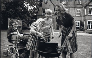 Thiên tài vật lý Stephen Hawking - người cha truyền cảm hứng và chưa bao giờ áp đặt con
