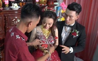 Xuất hiện "đám cưới 100 cây vàng" đình đám đến mức cô dâu trĩu cổ, chật kín hai tay vì vàng ở Cà Mau khiến MXH xôn xao