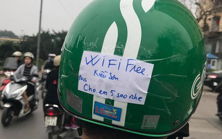 Chàng tài xế công nghệ khiến dân mạng phát sốt vì dòng chữ siêu đáng yêu phía sau mũ bảo hiểm