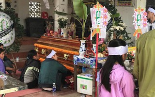 Cha mẹ sụp đổ, chồng sắp cưới ngẩn ngơ ôm linh cữu sau vụ tai nạn khiến cô gái sinh năm 1994 tử vong ở Hà Nội